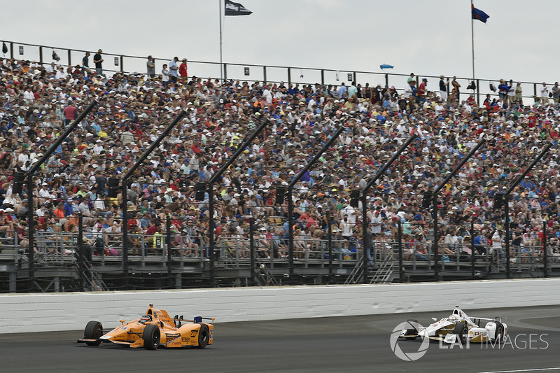 Fernando Alonso, Andretti Autosport Honda, Helio Castroneves, Team Penske Chevrolet