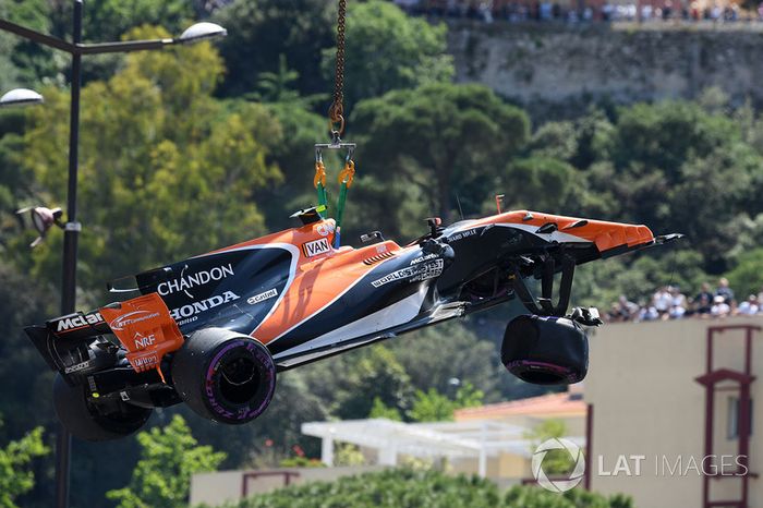 A McLaren do belga, por sua vez, era içada por um guindaste.