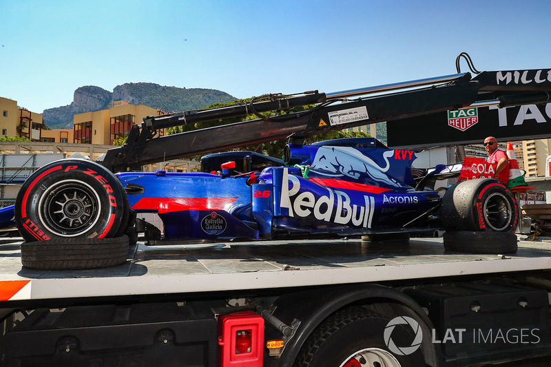 The car of race retiree Daniil Kvyat, Scuderia Toro Rosso STR12 is recovered