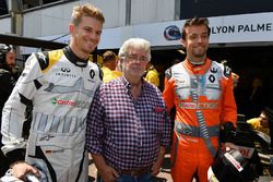 Гонщики Renault Sport F1 Team Нико Хюлькенберг и Джолион Палмер с Джорджем Лукасом