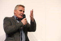 Johnny Herbert est interviewé par Henry Hope-Frost sur la scène Autosport