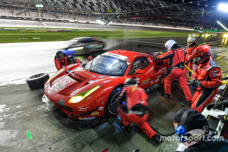 #62 Risi Competizione Ferrari 488 GTE: Toni Vilander, Giancarlo Fisichella, James Calado, pit action