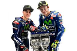 Valentino Rossi, Yamaha Factory Racing, und Maverick Viñales, Yamaha Factory Racing, mit dem Motor d