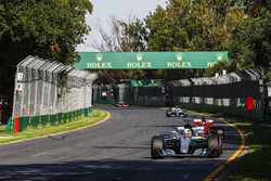 Lewis Hamilton, Mercedes AMG F1 W08, Sebastian Vettel, Ferrari SF70H