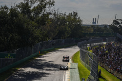 Sebastian Vettel, Ferrari SF70H, devant Max Verstappen, Red Bull Racing RB13, et Lewis Hamilton, Mercedes AMG F1 W08