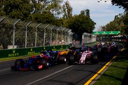 Daniil Kvyat, Scuderia Toro Rosso STR12 y Sergio Pérez, Force India VJM10