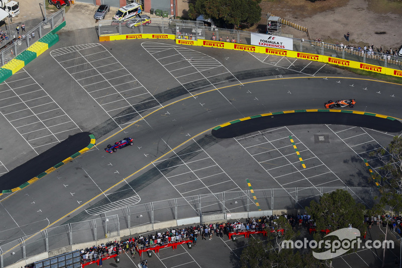 Daniil Kvyat, Scuderia Toro Rosso STR12, precede Fernando Alonso, McLaren MCL32