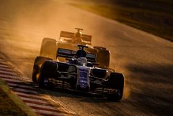 Antonio Giovinazzi, Sauber C36, y Max Verstappen, Red Bull Racing RB13
