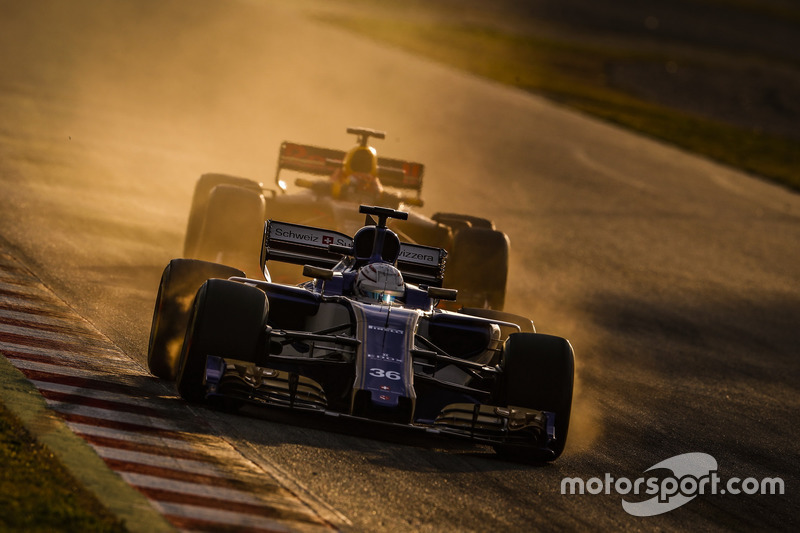 Antonio Giovinazzi, Sauber C36, devant Max Verstappen, Red Bull Racing RB13