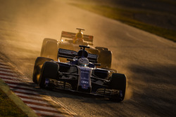 Antonio Giovinazzi, Sauber C36, devant Max Verstappen, Red Bull Racing RB13