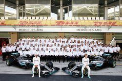 Lewis Hamilton, Mercedes AMG F1 und Nico Rosberg, Mercedes AMG F1 beim Teamfototermin