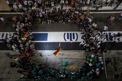 Nico Rosberg, Mercedes AMG F1 feiert seinen WM-Titel mit seiner Frau Vivian Rosberg und dem Team