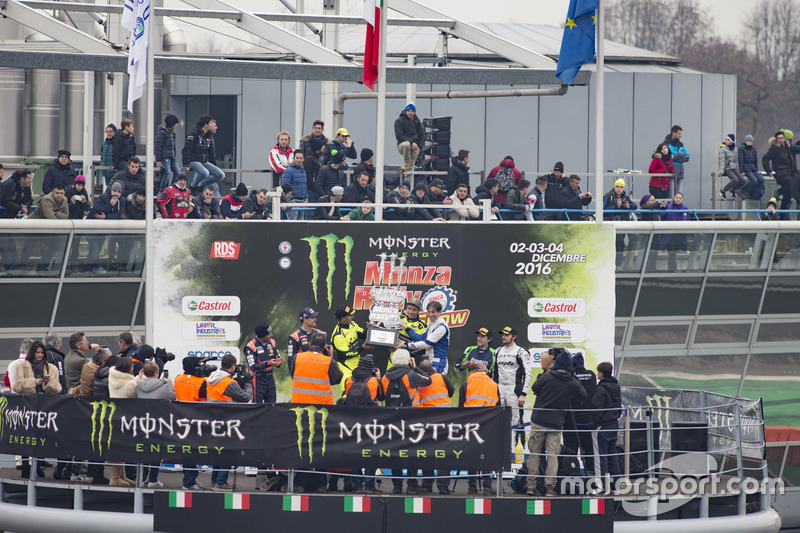 Podium : les vainqueurs Valentino Rossi, Carlo Cassina, les deuxièmes, Daniel Sordo, Marc Marti, les troisièmes, Marco Bonanomi, Luigi Pirollo