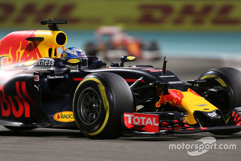 Daniel Ricciardo, que largou em terceiro, não conseguiu se manter à frente de Vettel e Verstappen, terminando em quinto.
