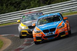 Thomas Henriksson, Oliver Wenzel, Simon Trummer vor Yannick Mettler, BMW M235i Racing Cup