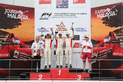 Podium Race 4: Pemenang balapan, Jordan Love (AUS); Runner-up dan Rookie terbaik, Presley Martono (I