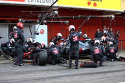 Romain Grosjean, Haas F1 Team VF-17 practices a pit stop