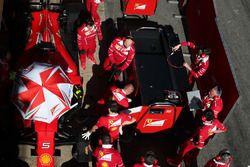 Sebastian Vettel, Ferrari SF70H in de pits