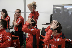 Les membres de Citroën World Rally Team réagissent à la sortie de route de Kris Meeke dans la Power Stage