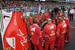 Meccanici Ferrari attorno alla monoposto di Kimi Raikkonen, Ferrari SF70H