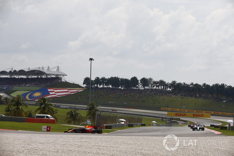 Daniel Ricciardo, Red Bull Racing RB13, Valtteri Bottas, Mercedes AMG F1 W08