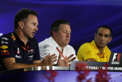 Christian Horner, Red Bull Racing Team Principal, Zak Brown, McLaren Executive Director en Cyril Abi
