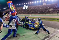 Chase Elliott, Hendrick Motorsports Chevrolet makes a pit stop, Sunoco