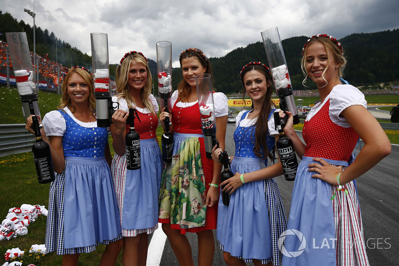 Promogirls met t-shirtkanonnen