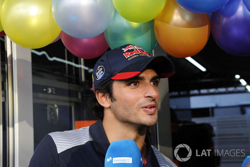 Carlos Sainz Jr., Scuderia Toro Rosso celebra su cumpleaños