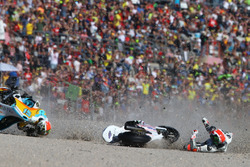 Accident de Gabriel Rodrigo, RBA Racing Team, KTM et Francesco Bagnaia, Aspar Team Mahindra, MahindraR