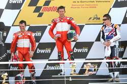 Podium: winnaar Troy Bayliss, Ducati; tweede Loris Capirossi, Ducati; derde Nicky Hayden, Repsol Hon