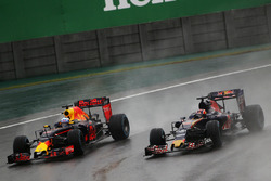 Daniel Ricciardo, Red Bull Racing RB12 et Daniil Kvyat, Scuderia Toro Rosso STR11