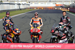 Les trois champions de 2016 : Marc Marquez, Repsol Honda Team, Champion du monde MotoGP, Johann Zarco, Ajo Motorsport, Champion du monde Moto2, et Brad Binder, Red Bull KTM Ajo, Champion du monde Moto3