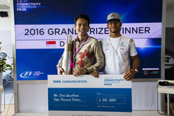 Winner of the 2016 F1 Connectivity Innovation Prize, Datu YogaBrata, with Lewis Hamilton, Mercedes A