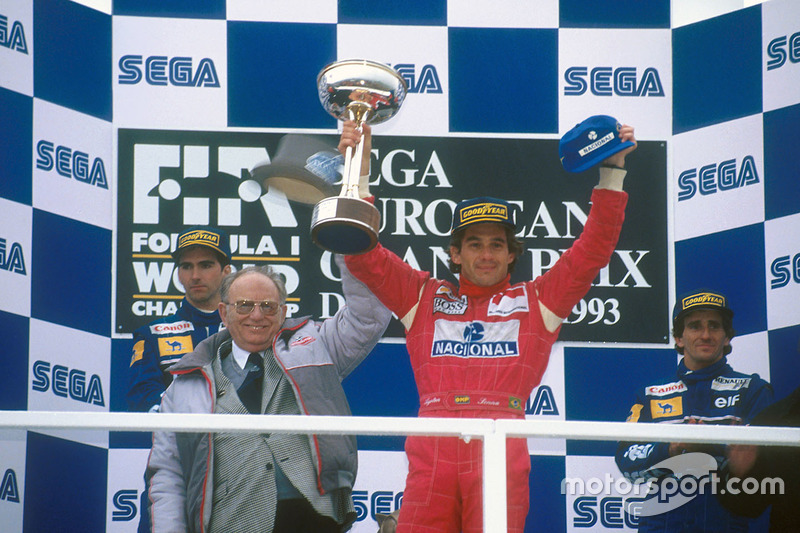 Podio: ganador de la carrera Ayrton Senna, McLaren MP4/8 Ford, segundo lugar Damon Hill, Williams FW15C Renault, tercer lugar Alain Prost, Williams FW15C Renault