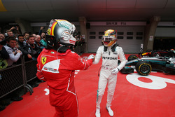 Sebastian Vettel, Ferrari felicita a Lewis Hamilton, Mercedes AMG