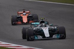 Valtteri Bottas, Mercedes AMG F1 W08, leads Fernando Alonso, McLaren MCL32