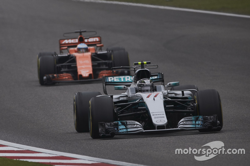 Valtteri Bottas, Mercedes AMG F1 W08; Fernando Alonso, McLaren MCL32