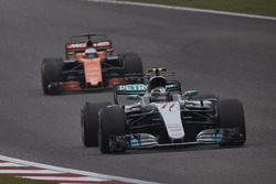 Valtteri Bottas, Mercedes AMG F1 W08, leads Fernando Alonso, McLaren MCL32