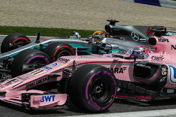 Lewis Hamilton, Mercedes AMG F1 F1 W08 , Esteban Ocon, Sahara Force India VJM10 lottano per la posiz