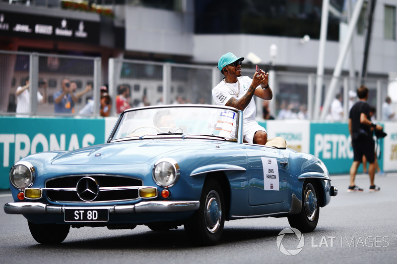 Lewis Hamilton, Mercedes AMG F1, Mercedes 190SL pilotlar geçit töreni
