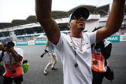 Lewis Hamilton, Mercedes AMG F1, salue les fans