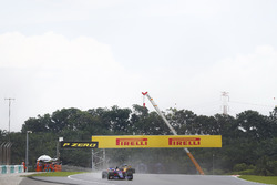 Pierre Gasly, Scuderia Toro Rosso STR12, Sergey Sirotkin, Renault Sport F1 Team RS17
