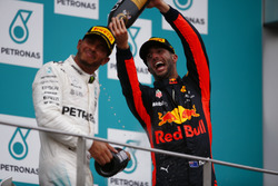 Podium : le troisième, Daniel Ricciardo, Red Bull Racing, asperge de champagne le deuxième, Lewis Hamilton, Mercedes AMG F1