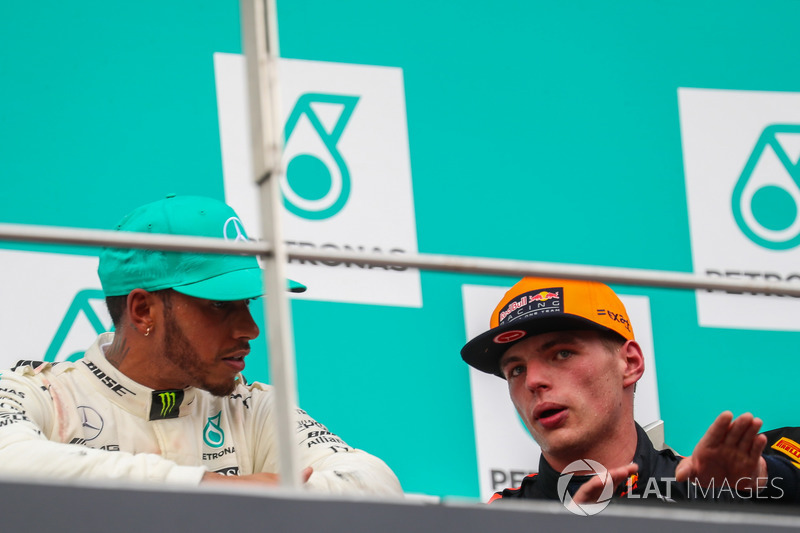 Lewis Hamilton, Mercedes AMG F1 e il vincitore della gara Max Verstappen, Red Bull Racing festeggiano sul podio