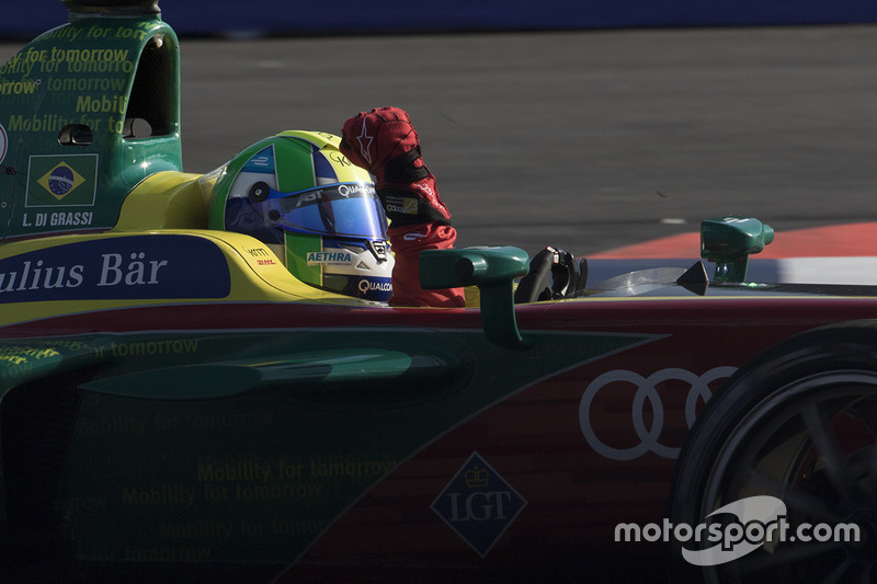 Ganador de la carrera Lucas di Grassi, Audi Sport Team Abt