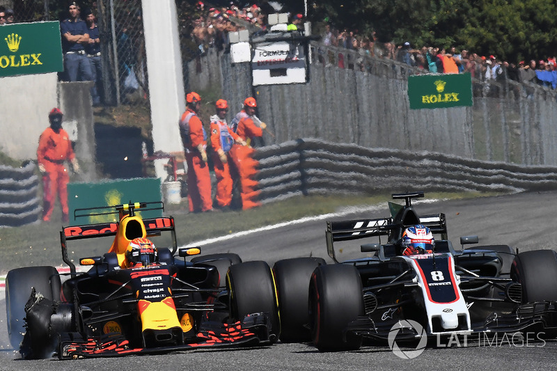 Max Verstappen, Red Bull Racing RB13, front puncture and Romain Grosjean, Haas F1 Team VF-17 battle