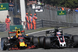 Max Verstappen, Red Bull Racing RB13, victime d'une crevaison et Romain Grosjean, Haas F1 Team VF-17