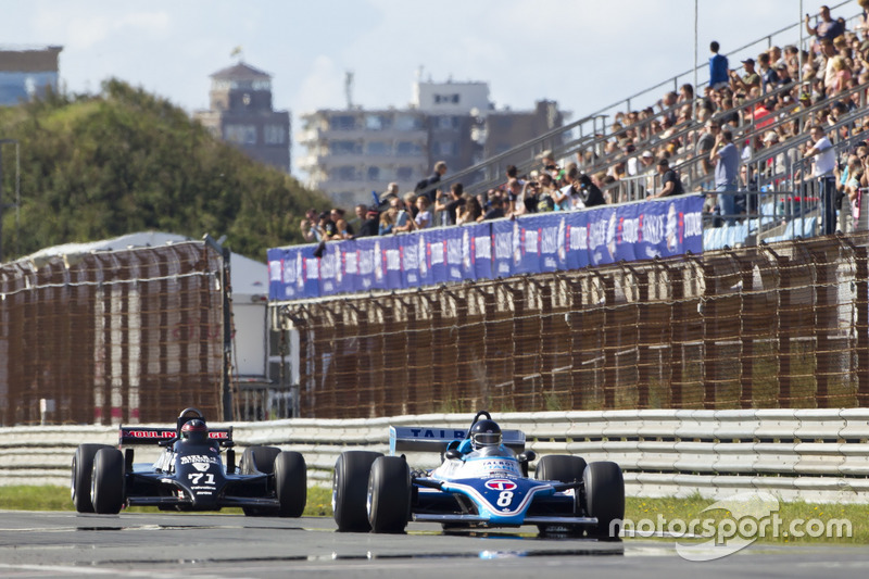 Mister John of B met de Ligier JS17 rijdt voor Vincent Rivet achter het stuur van de March 811