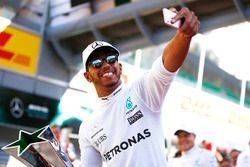 Race winner Lewis Hamilton, Mercedes AMG F1, celebrates, his team